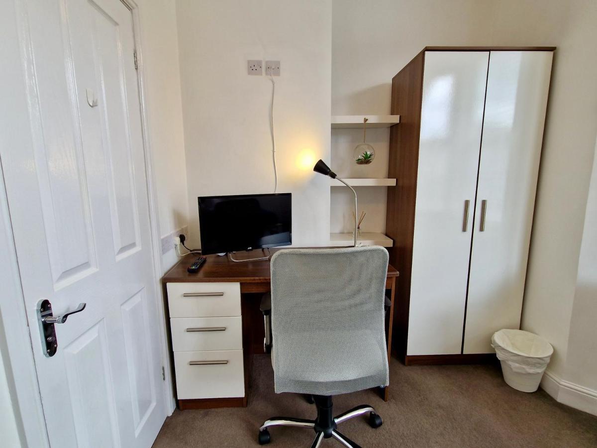 קובנטרי Incredible Private Rooms All With Private Bathrooms In A Fully Serviced House Next To City Centre With Free Parking מראה חיצוני תמונה